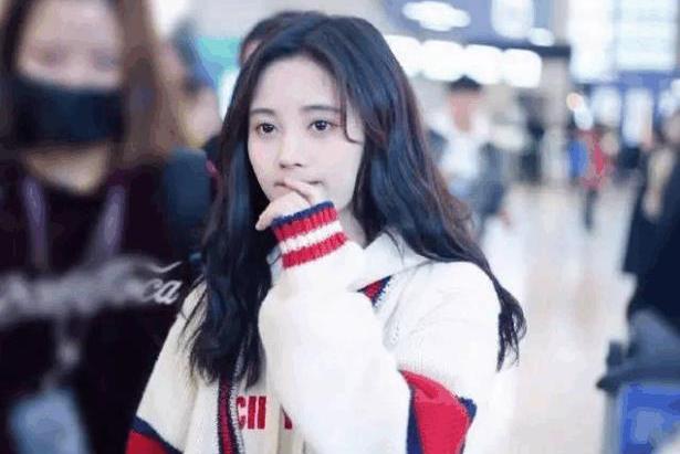 鞠婧祎和赵丽颖同穿针织衫, 网友:小姐姐和老大妈的差距