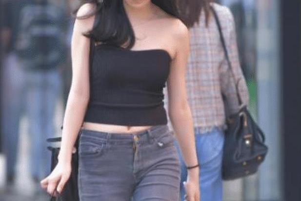 摄影美女小姐姐:上身着装清爽,下身着装火热!
