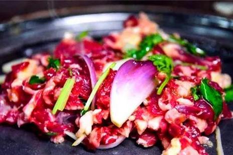 吃遍大连丨最近刮起一股齐齐哈尔烤肉风,功夫全在一盆拌肉里