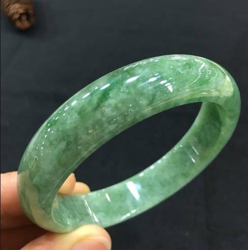 朦朦胧胧的糯米种翡翠——物美价廉的好选择