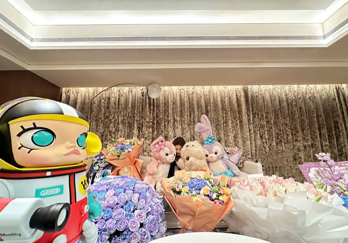 刘亦菲晒36岁生日庆祝照 手捧精致玩偶公主范满满