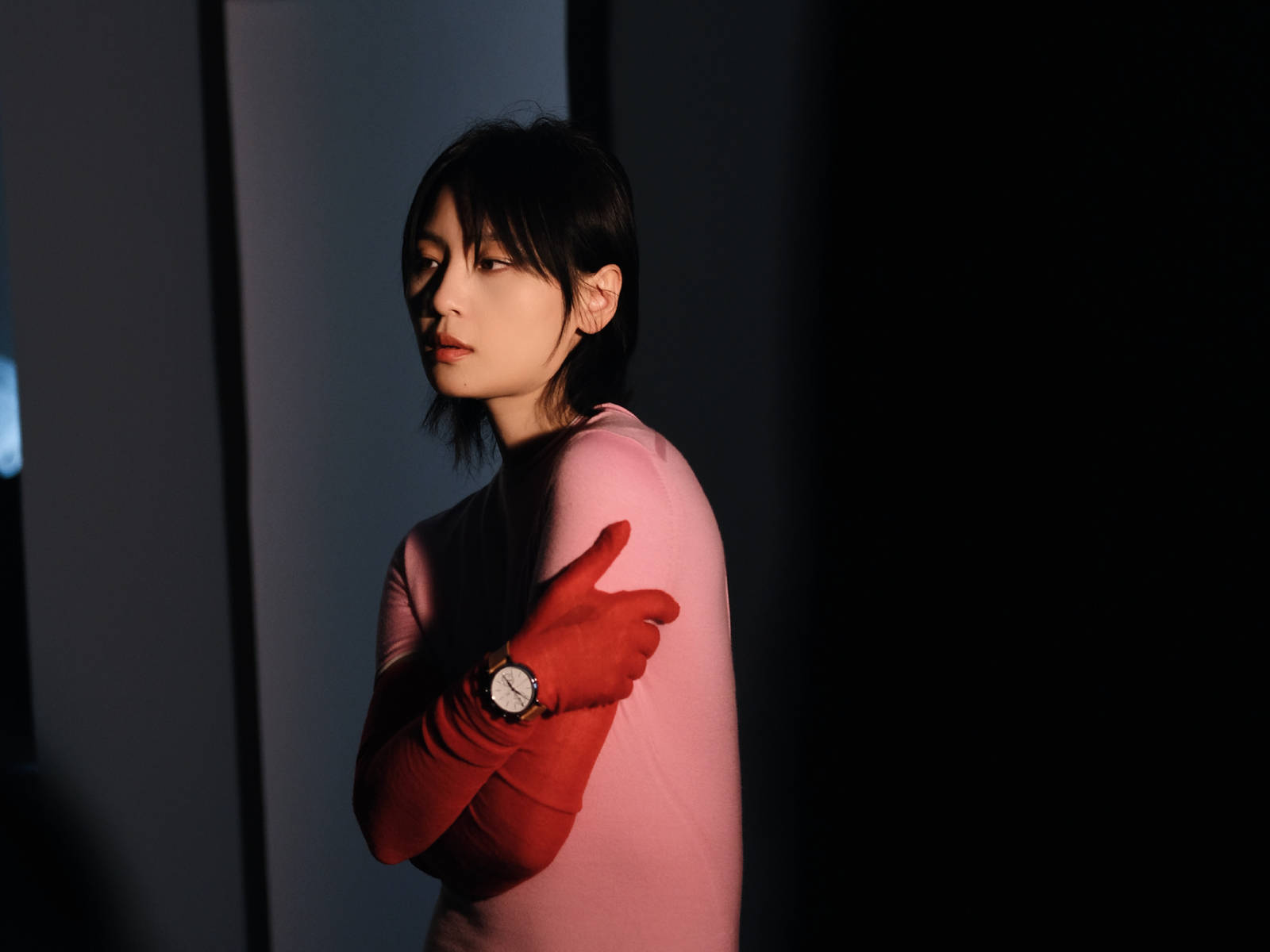 周笔畅晒写真照高级感满满 风格独特表现力超强