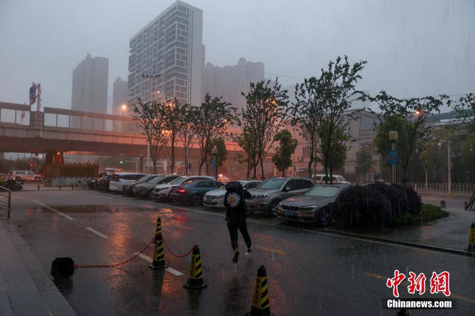武汉突降暴雨 白昼如黑夜