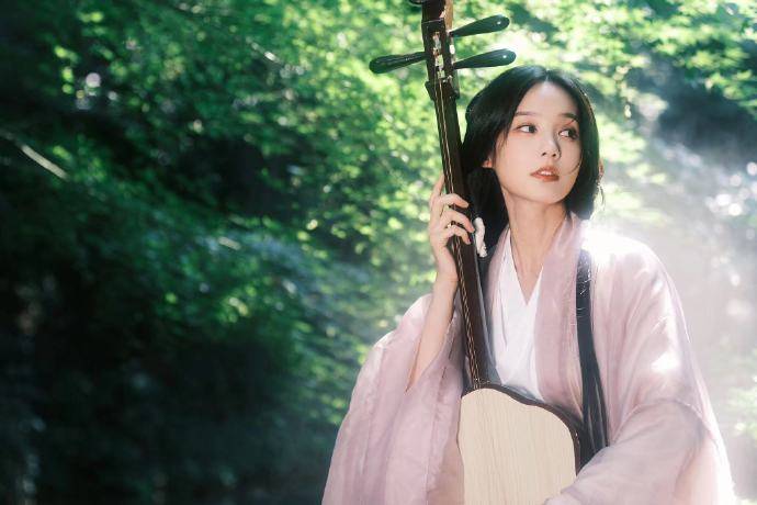 美到失语！李一桐林涧小溪戏水 浑身柔光仿佛仙女