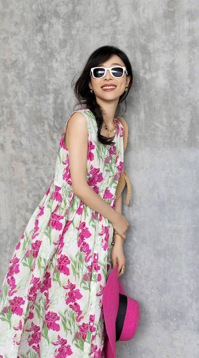 张静初晒花裙子随拍优雅端庄 舞动裙摆笑容满面-沐风文化