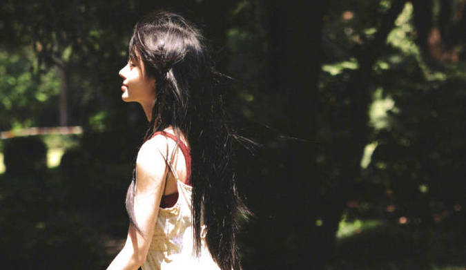 鞠婧祎晒夏日户外随拍 阳光下自由漫步画风浪漫