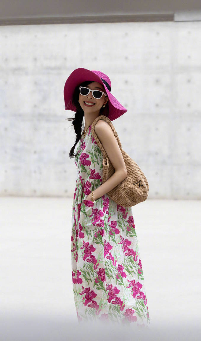 张静初晒花裙子随拍优雅端庄 舞动裙摆笑容满面