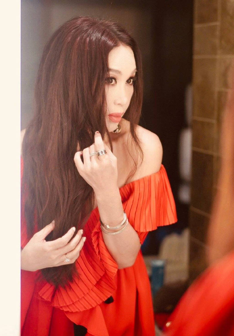 温碧霞一袭红色长裙魅惑迷人 大方自信表现力绝佳