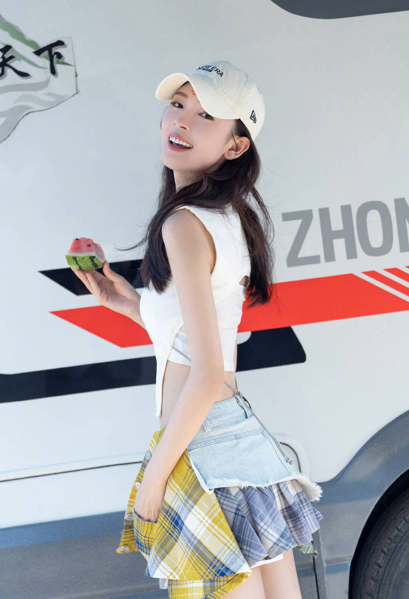 陈瑶晒花钿妆造型写真 手捧西瓜清爽又俏丽-沐风文化