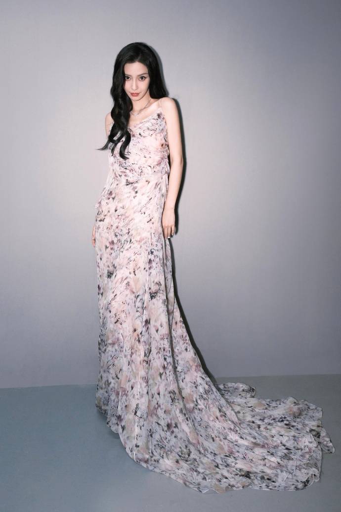 Baby穿印花拖地长裙摇曳生姿 秀优越美背侧颜精致