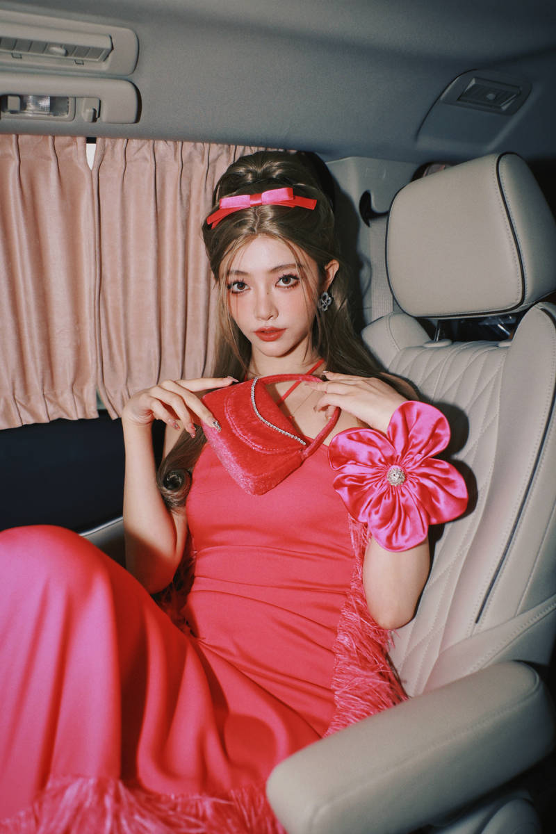 粉红人间芭比！许佳琪上海时装周后台照公开