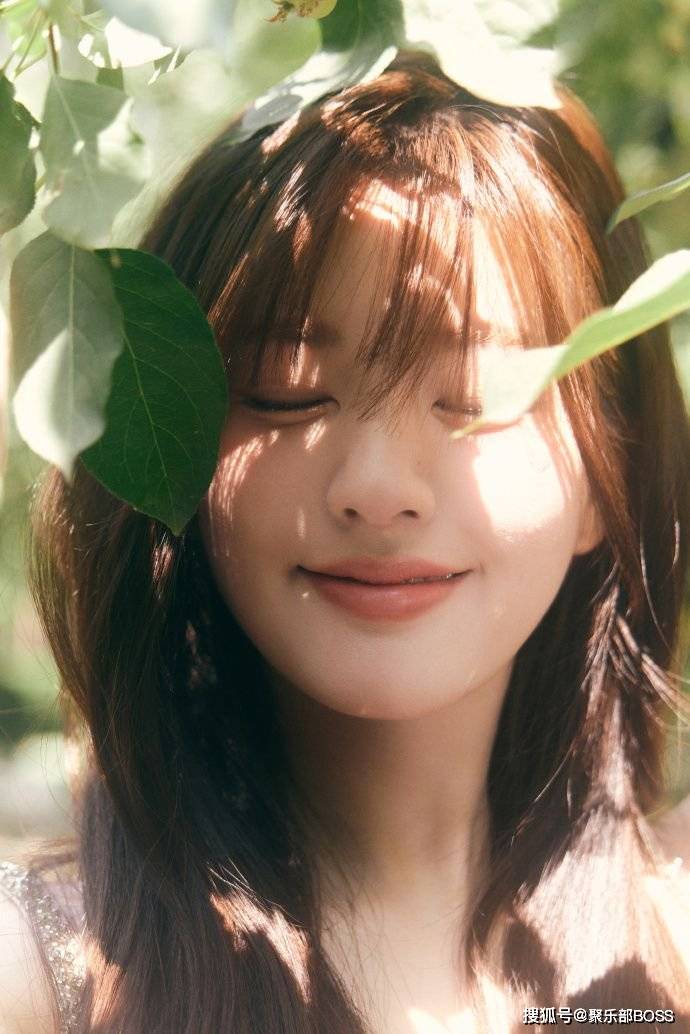 赵露思最新活动造型大片：粉色亮片吊带裙仙气十足