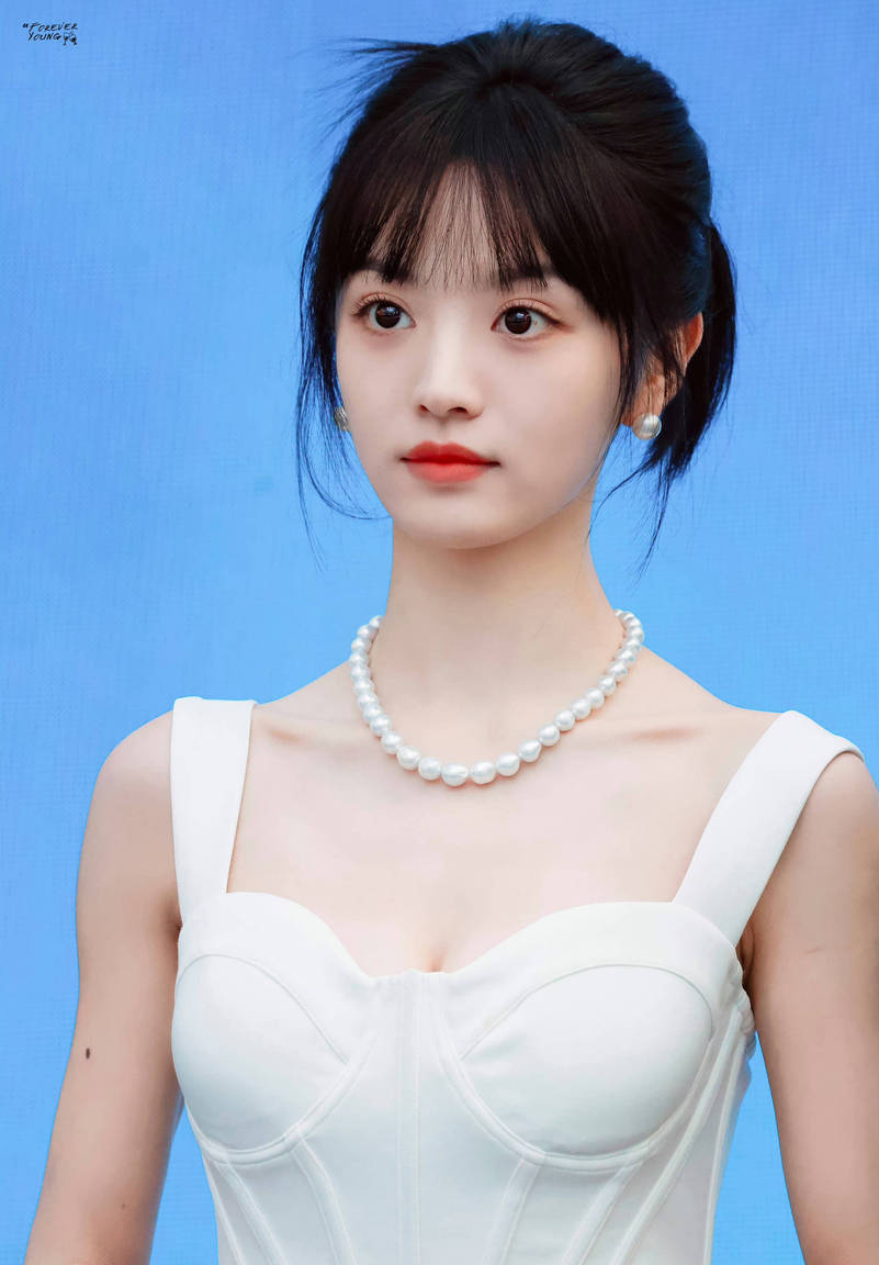 田曦薇白色吊带裙似珍珠少女 对镜wink甜美可爱