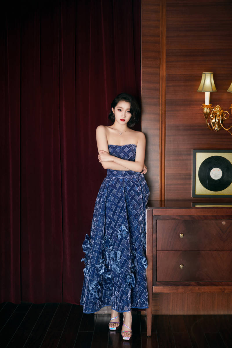 关晓彤穿蓝色花朵裙美背吸睛 复古盘发优雅贵气