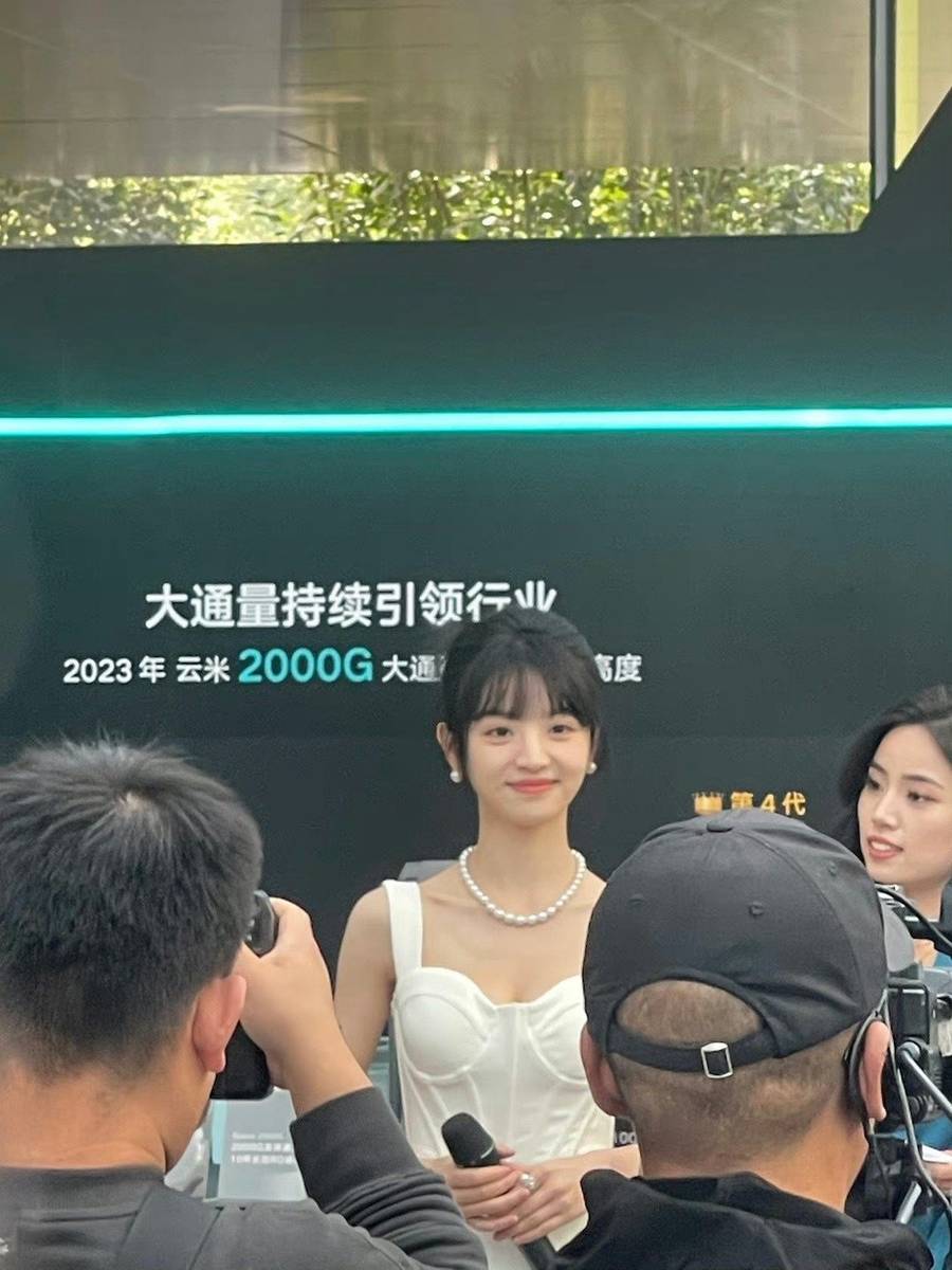 田曦薇白色吊带裙似珍珠少女 对镜wink甜美可爱