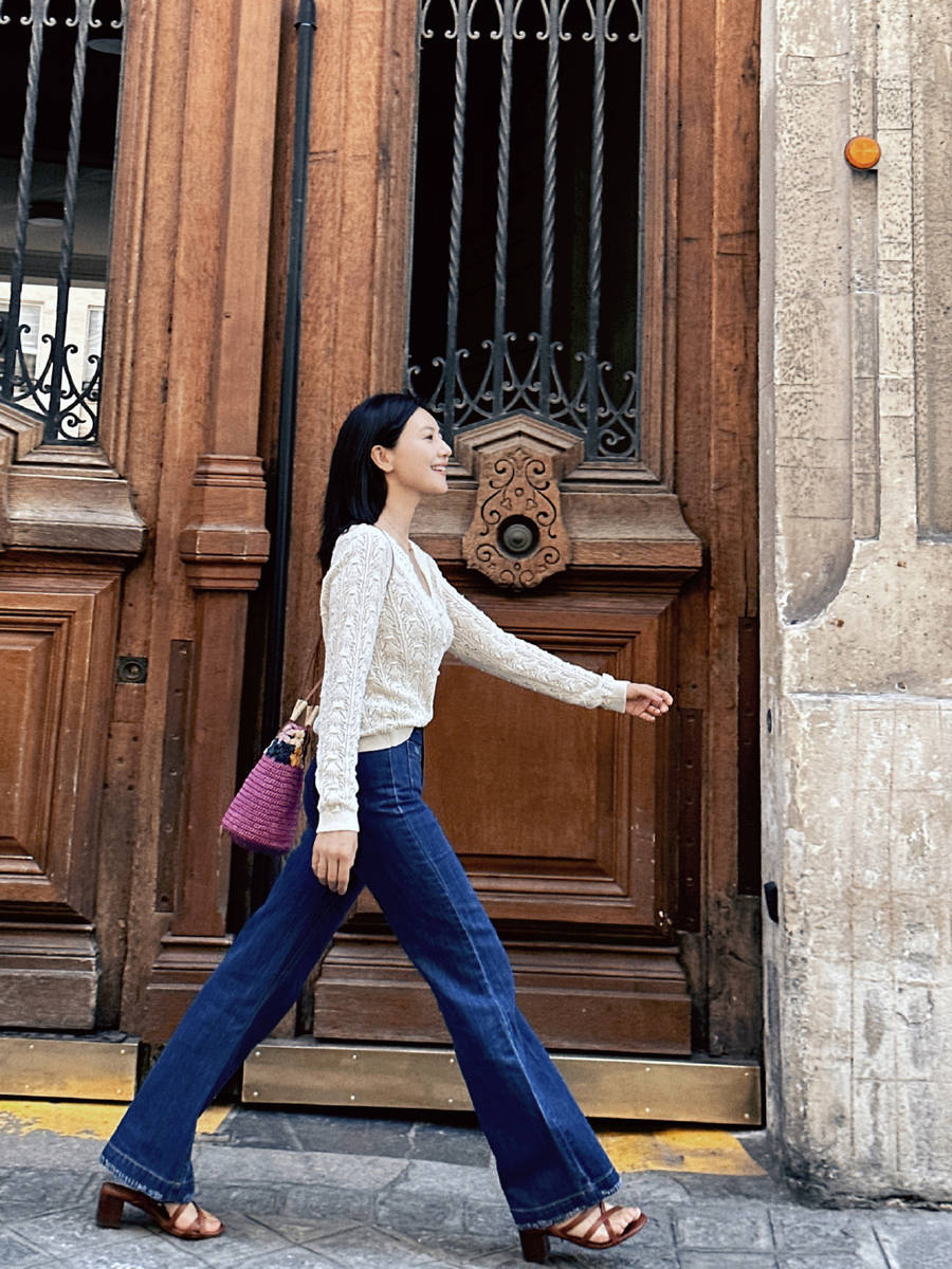 高圆圆巴黎街头随拍气质绝 背紫色编制包简单美好