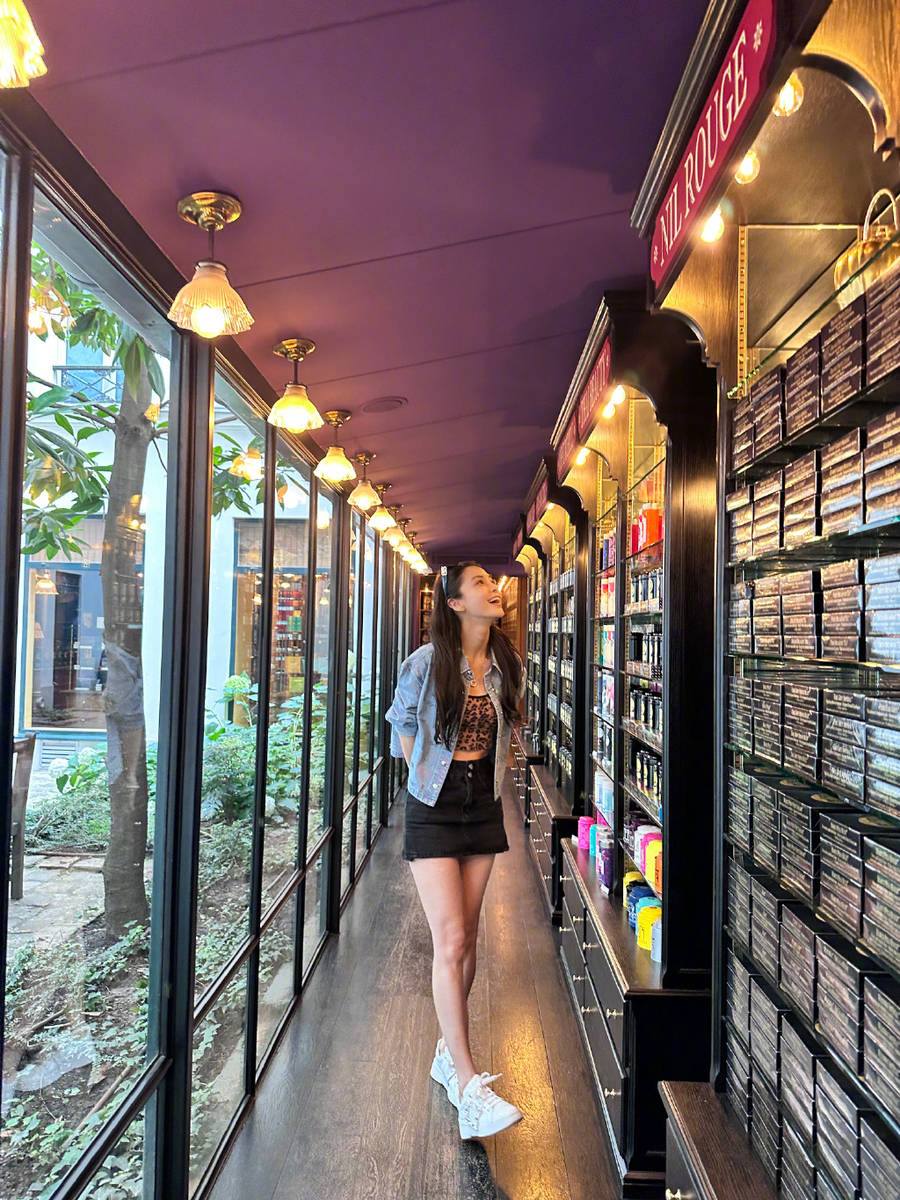 Baby晒出与巴黎铁塔合照 长发蓬松神色休闲慵懒