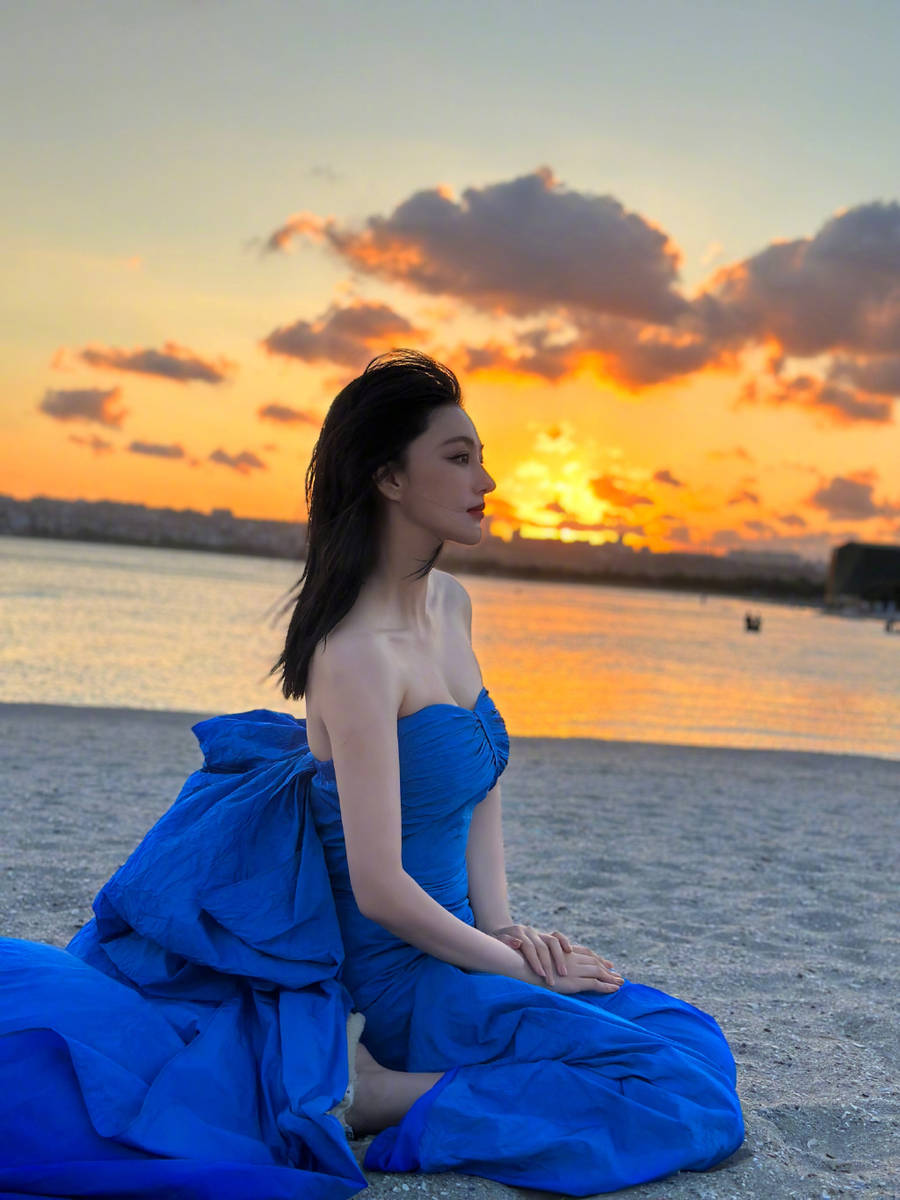 张馨予和妈妈在海边看夕阳 克莱因蓝穿搭恣意洒脱