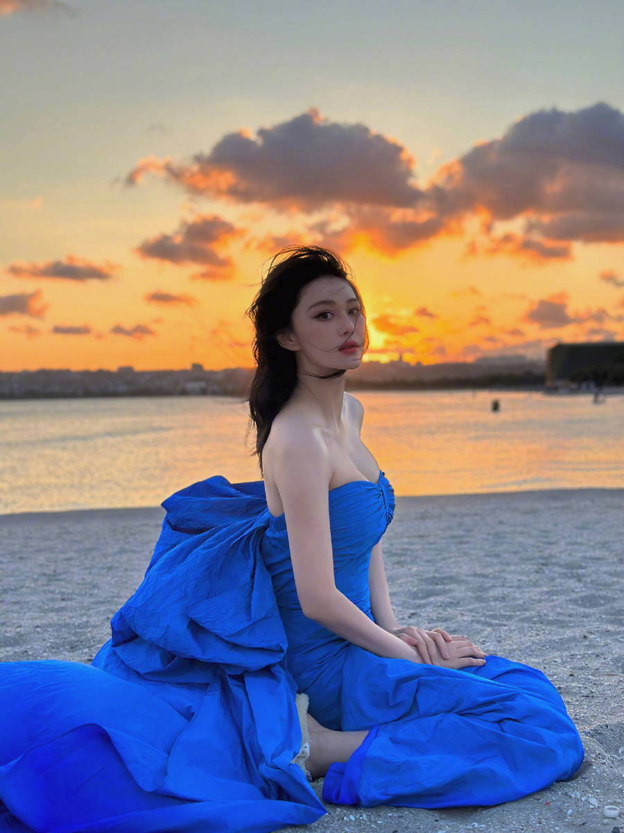 张馨予和妈妈在海边看夕阳 克莱因蓝穿搭恣意洒脱