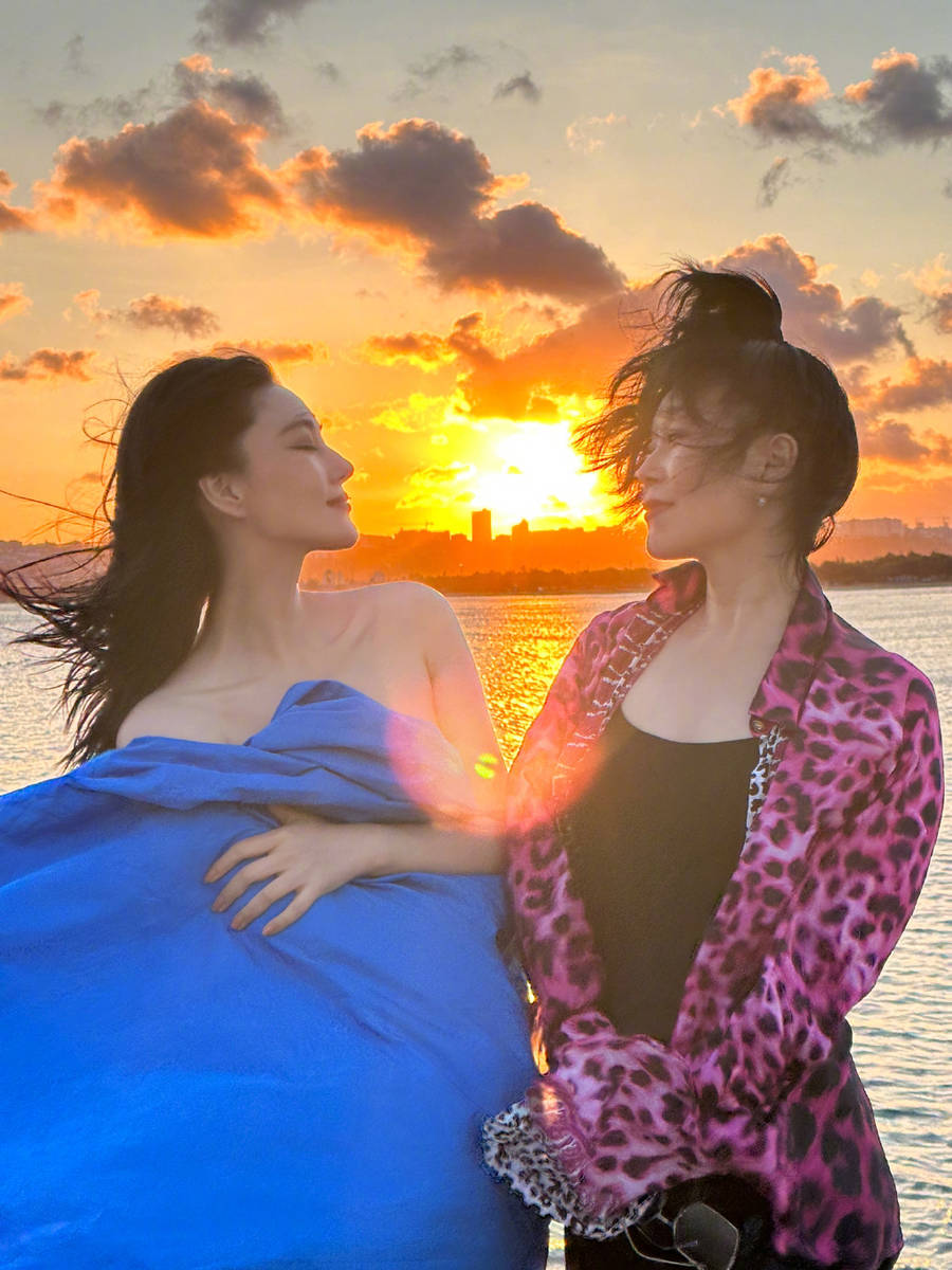 张馨予和妈妈在海边看夕阳 克莱因蓝穿搭恣意洒脱
