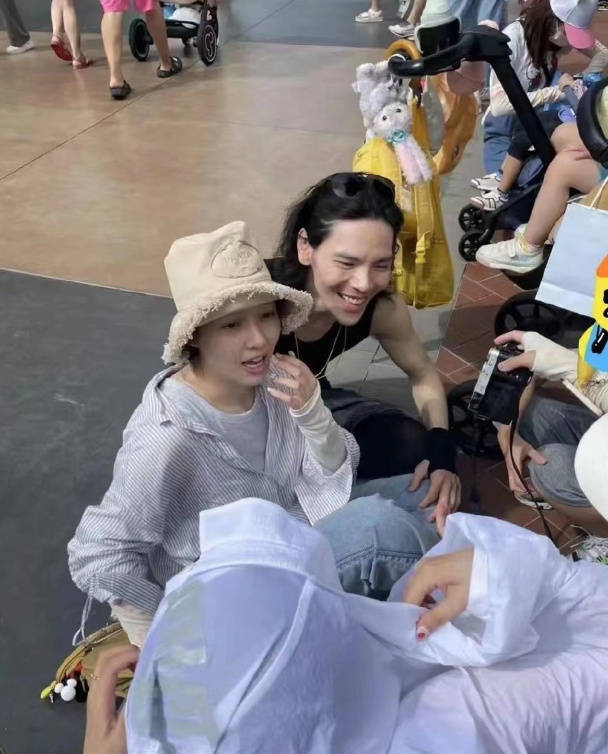 向佐郭碧婷带孩子游迪士尼被偶遇 一家人其乐融融