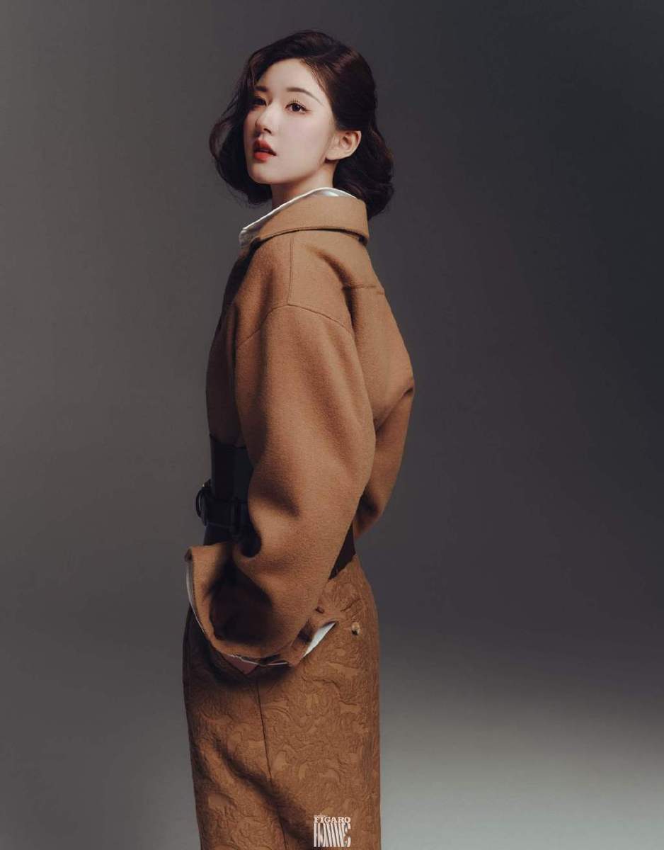 赵露思穿粉裙戴礼帽 以复古美人姿态呈现油画质感