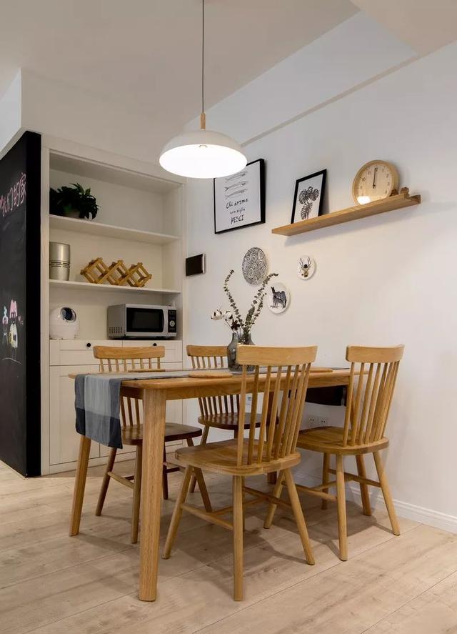 全实木长方形餐桌椅靠墙摆放,扩大了过道的面积,使动线更加流畅.