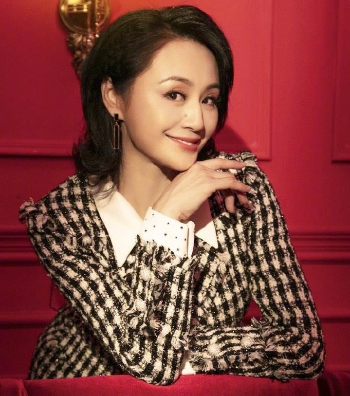 原创46岁曹颖近照曝光肤白貌美,跟谢娜争一姐的她为何糊成了十八线
