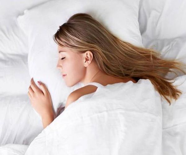 女人睡姿有讲究!若能长期坚持这种睡姿,能尝到这4个"甜头"!
