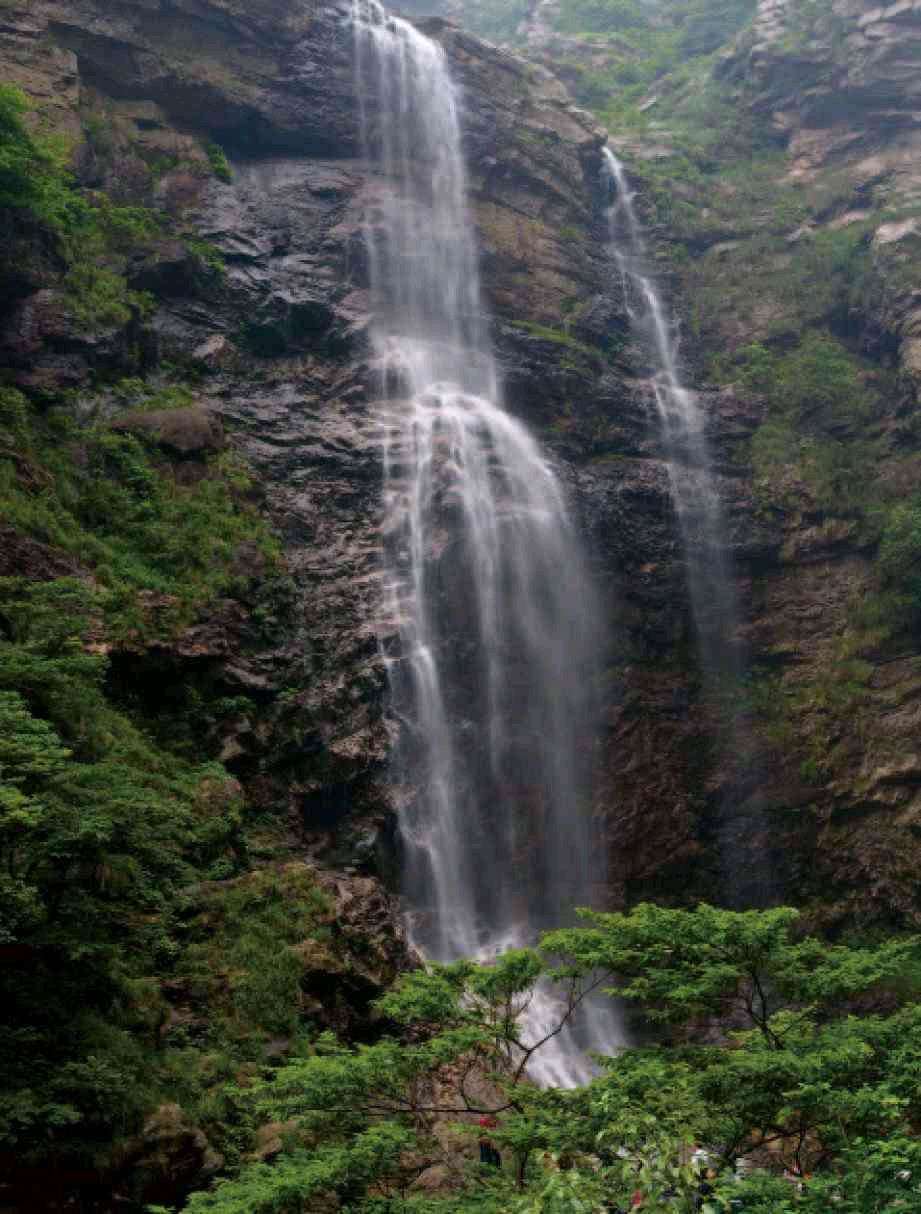 庐山瀑布是一处清心静气的去处,它周围的寺院被推为"净土宗的始祖"