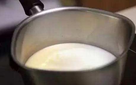 用牛奶做冰淇淋最简单只用牛奶 4a70c3248a97497cb9c0f66aa1373982.jpeg