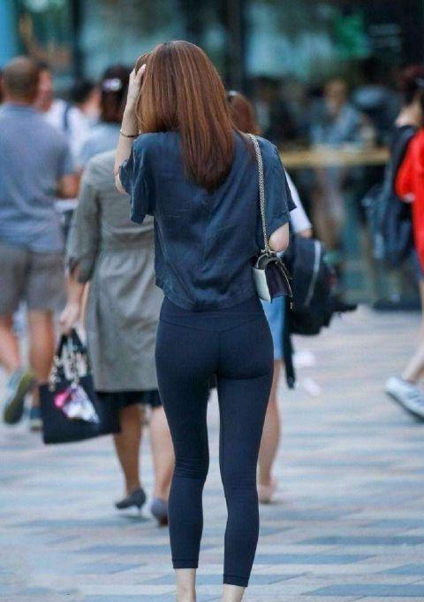 原创街拍:紧身裤的小姐姐, 凹凸有致,好身材清晰可见,令人心动