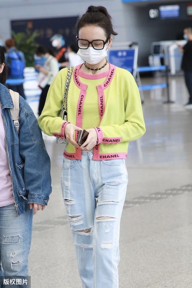 香奈儿时髦依旧！王鸥穿一身香赶飞机却显土气周迅穿4万7香奈儿干农活