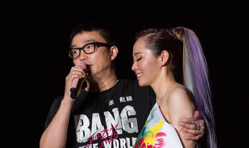冯轲跟张靓颖离婚后转头签了张碧晨网友取代张靓颖