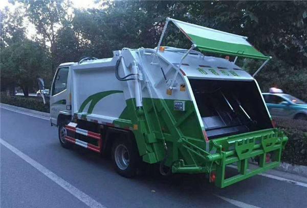 不差钱母子，屋内垃圾两米高，不换钱就为收藏