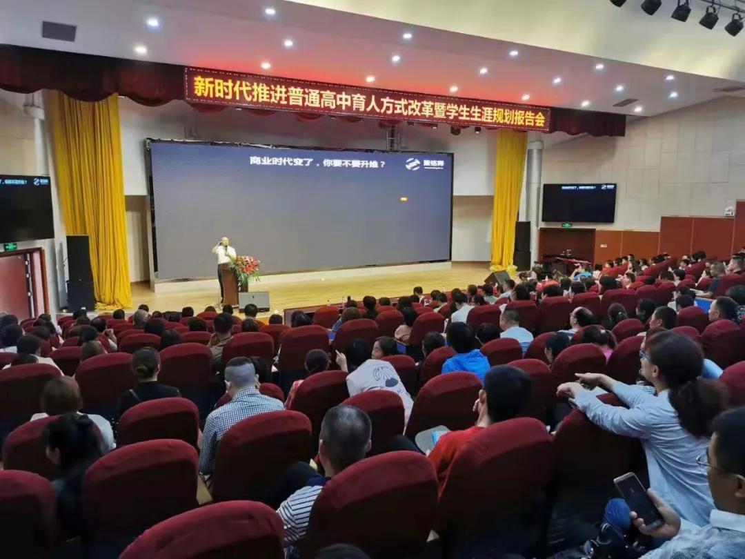 「志愿」别犹豫了，不然就晚了！给您十八个找聚铭师专家给孩子报志愿的理由