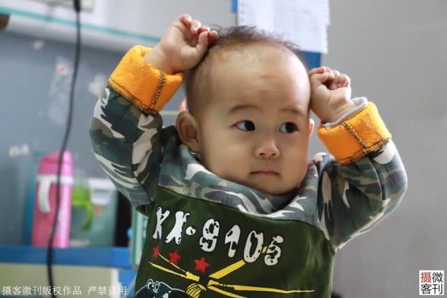 【白发】年轻妈妈剃成光头1岁半宝宝患重病父亲愁出白发