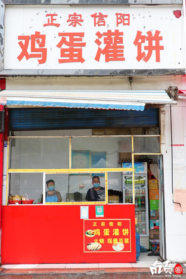 昨天出去办事 路过一家鸡蛋灌饼店 打着 正宗信阳味道的招牌 忍不住