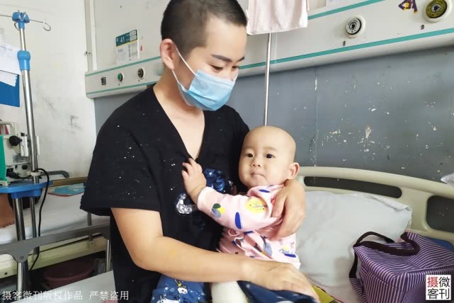 【白发】年轻妈妈剃成光头1岁半宝宝患重病父亲愁出白发