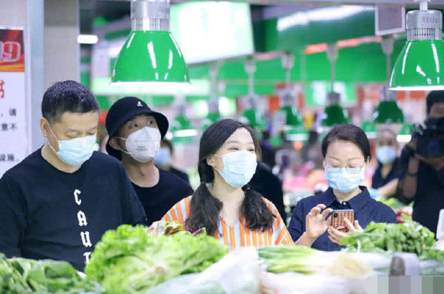 又一男星升级当爹，与妻子逛菜市接地气，粉丝