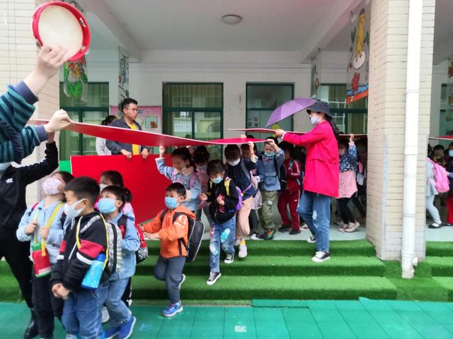 雨中接送 伞下真情 城南中心幼儿园给你温暖的护航