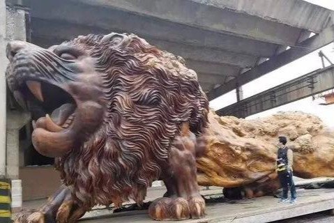 投200万雕一巨狮300万没卖,开价1000万没人要,当成废品搁置5年