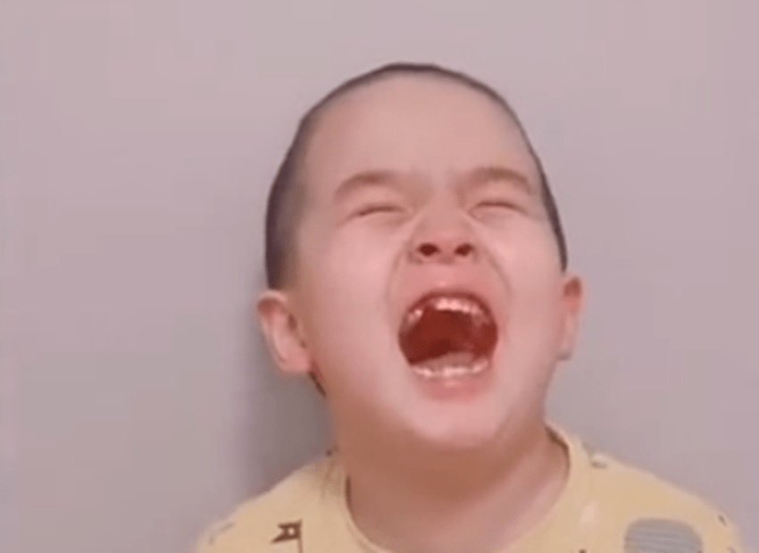 牙齿■被吓得表情狰狞，牙齿：不劳烦您，我自己下来男童用绳子拔乳牙