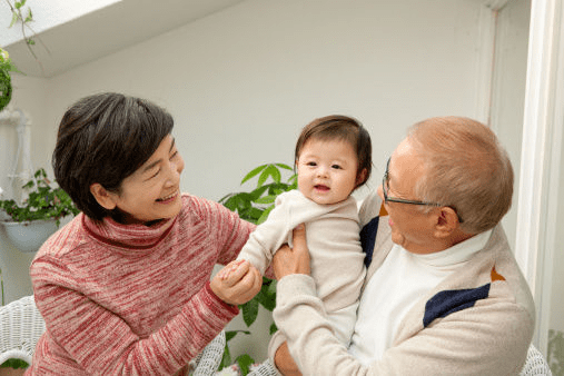 『鱼刺』危急时刻爷爷机智的缓解，医生检查后夸赞及时鱼刺卡在孩子喉咙