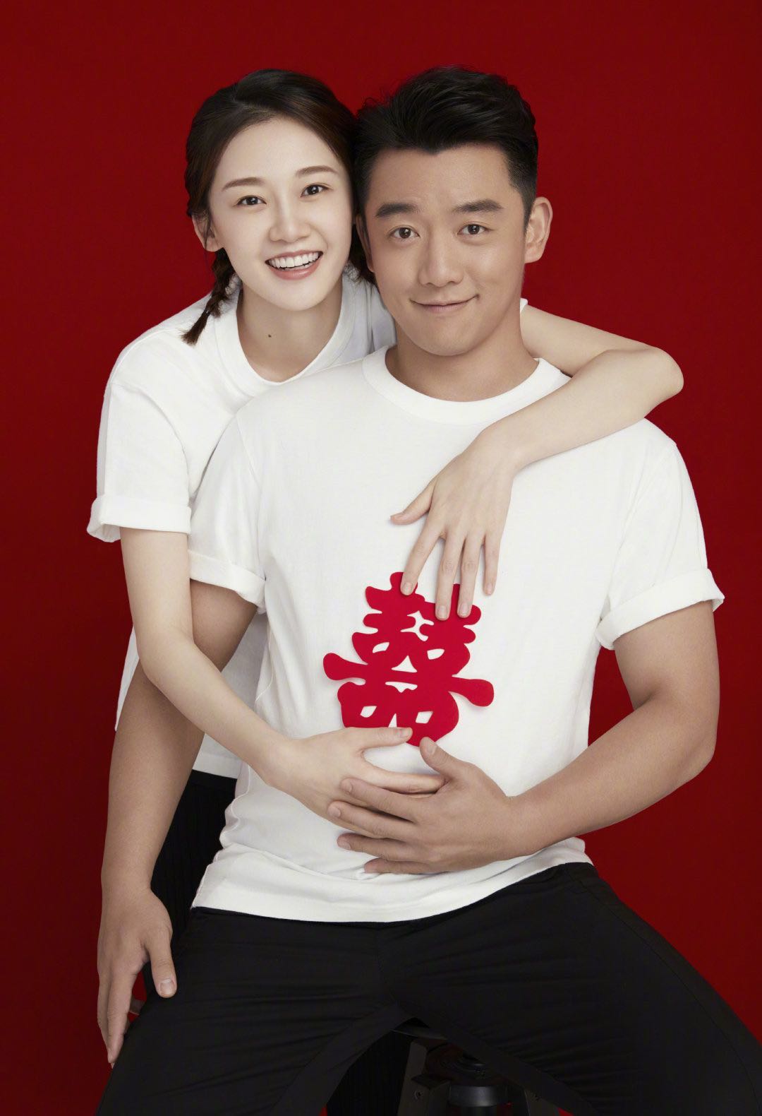 苗苗郑恺官宣结婚，晒照疑双喜临门，塑料兄弟