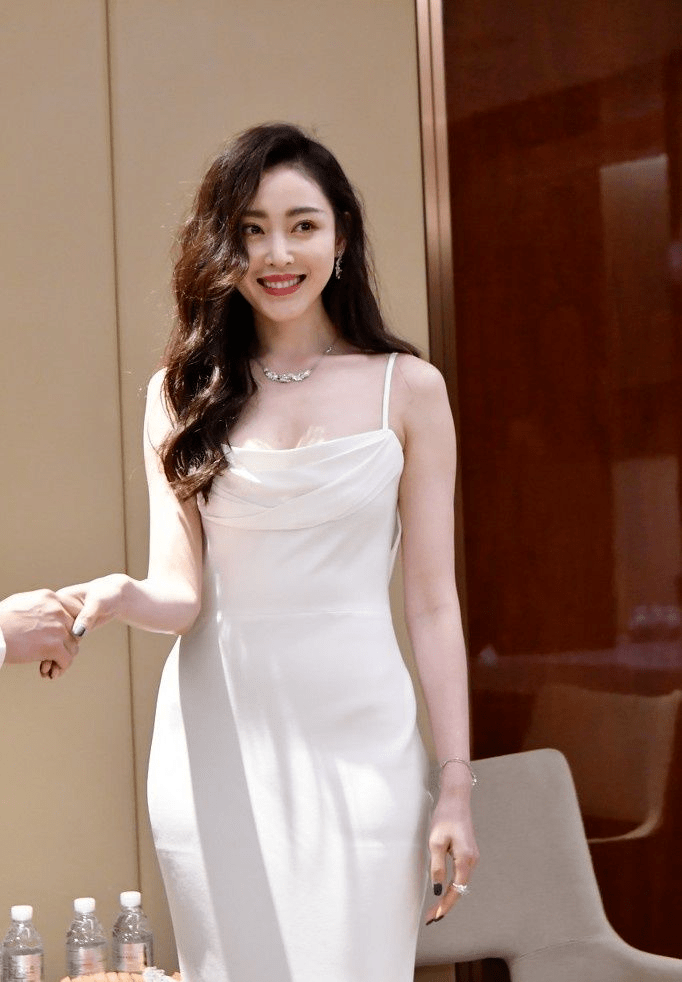 原创被张天爱美到了吊带礼服搭配大波浪卷发看完要减肥了