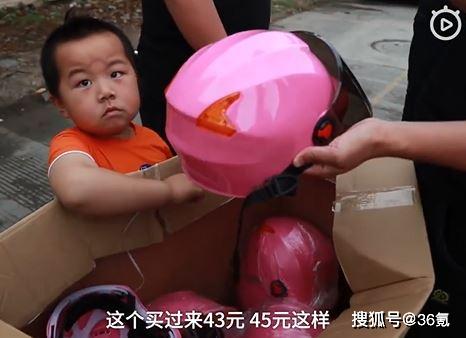 【探访全国最大头盔生产基地：商家带现金蹲守，批发价已翻倍】