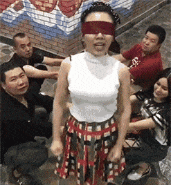 搞笑gif:小姐姐在玩摇摇乐吗?