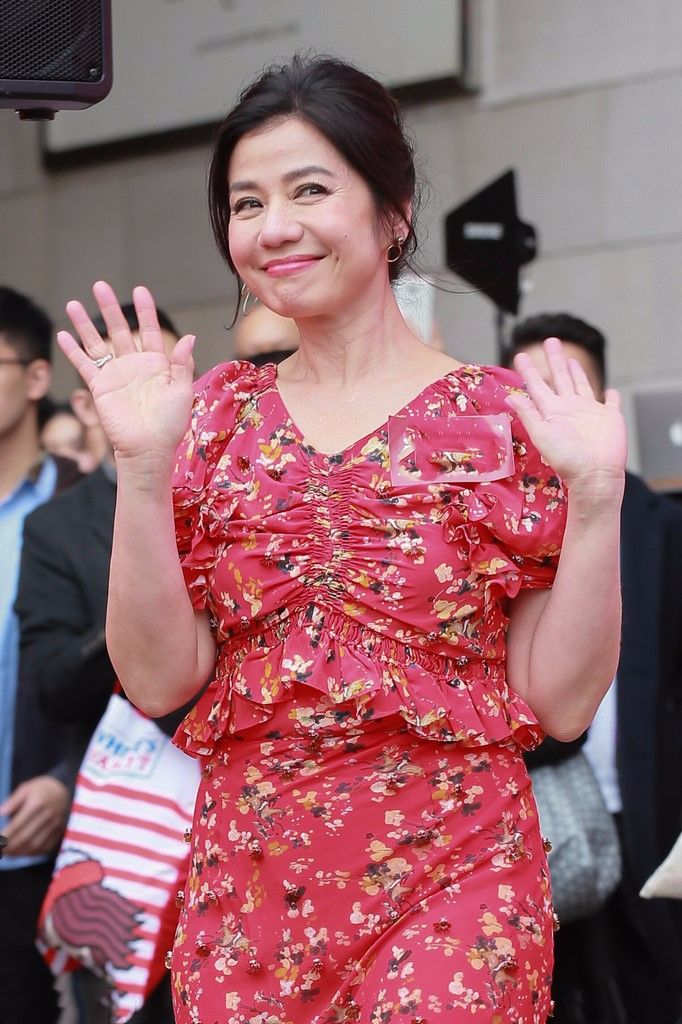 原创钟楚红穿红裙捞金,皱纹很明显,但真实的衰老比整的年轻要漂亮! 原创钟楚红穿红裙捞金,皱纹很明显,但真实的衰老比整的年轻要漂亮!