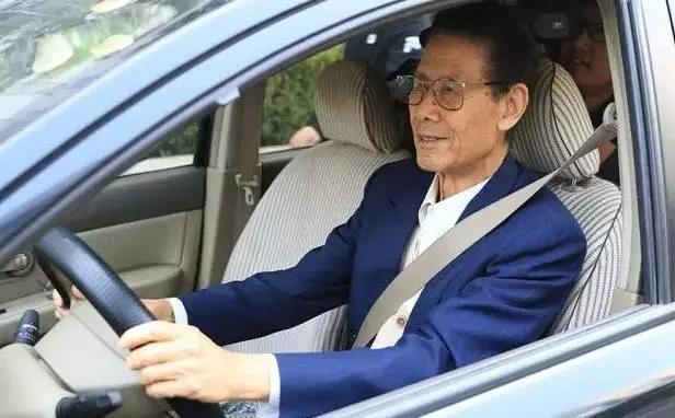 超过多少岁不能开汽车 dab0ff7921434cbda2d60421f5453540.jpeg
